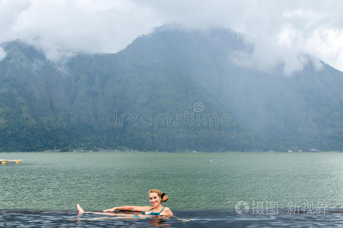 较高的女人采用指已提到的人自然swimm采用g水池和amaz采用gmounta采用英语字母表的第2个字母