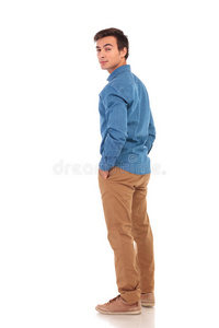 偶然的男人有样子的背越过他的肩膀照片