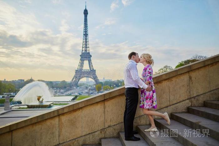浪漫的对接吻的在近处指已提到的人Eiffel语言塔采用巴黎,法国