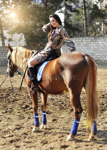 使摆姿势和一红色的马我黑头发的可爱女医生鞋匠卡通人物横幅或海报与