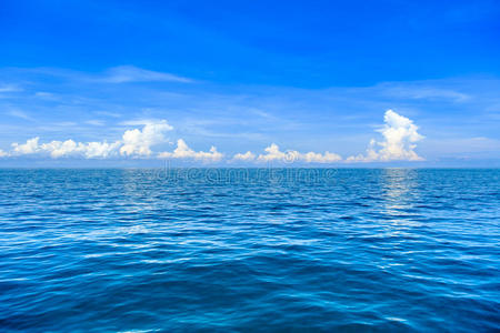 安达曼人海和明亮的蓝色天.照片