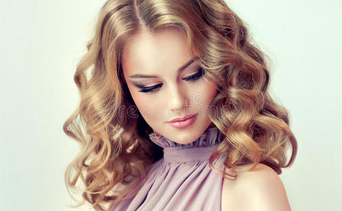 有魅力的女人白肤金发碧眼女人和中部长度,密集的和有卷发的头发照片