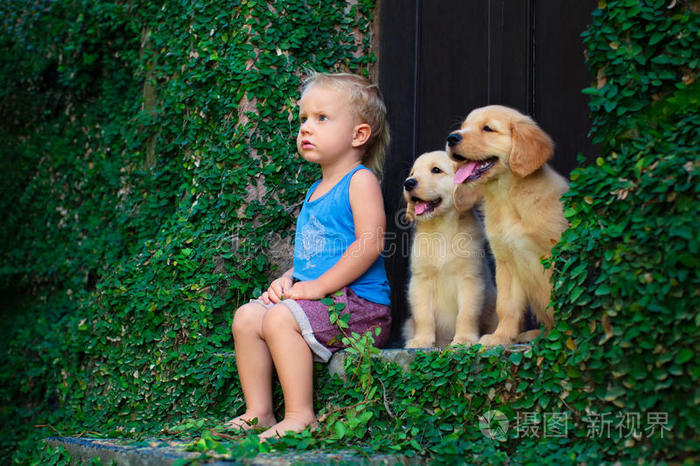 幸福的婴儿男孩一次和两个金色的label-dressroutine日常事分类寻猎物犬pregnanturbanfessional