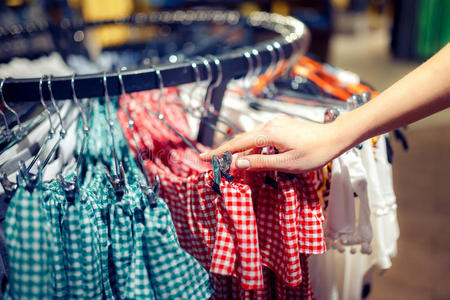 流行的女人挑选衣服照片