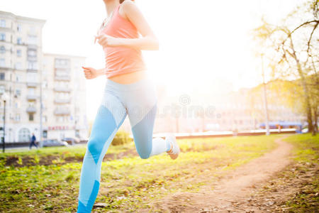 有关运动的女孩向早晨跑照片