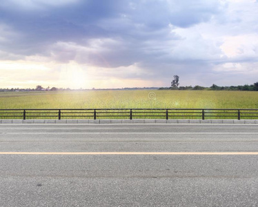 路边草地图片-路边草地素材-路边草地插画-摄图新视界