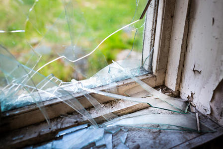 窗和破碎的玻璃照片