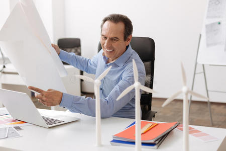 积极的专业的工程师工作的和指已提到的人蓝图照片