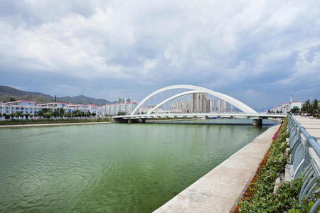 赵国绿色的河和现代的拱形的桥,赵国,中国照片