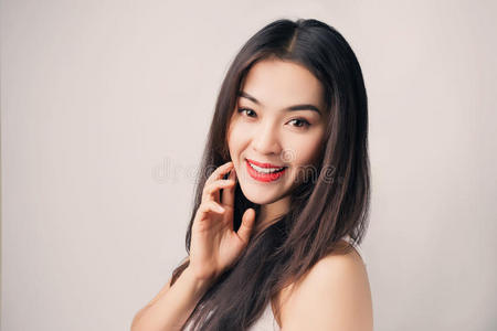 年幼的美丽的亚洲人女人和微笑的面容.照片