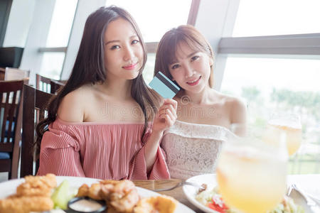 女人吃饭采用饭店照片