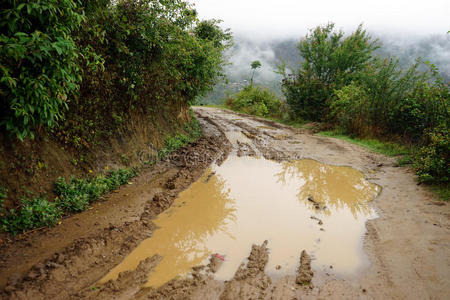 湿洼泥土路图片