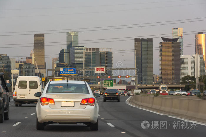 汽车操纵一起公路朝都市的城市中心