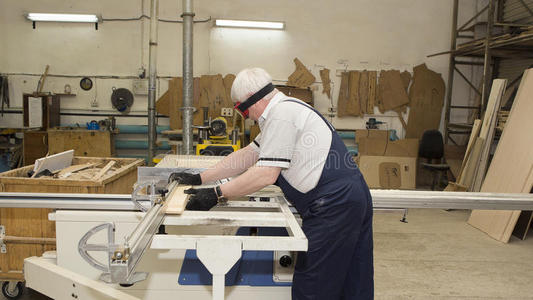 手工做的商业在小的家具工厂.照片