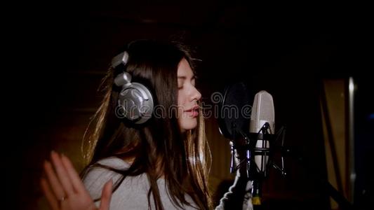 有线话筒唱歌图片