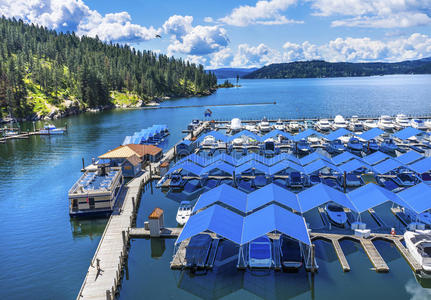 用小船码头用木板铺成的小道小艇船坞水上平台小船反映湖心脏心英语