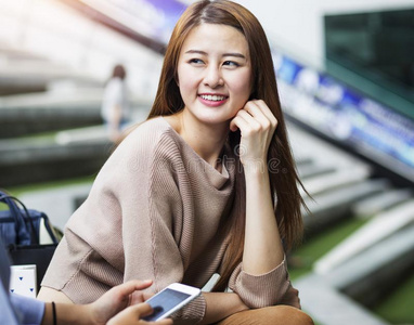 亚洲人学生讲话和她朋友.照片