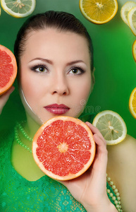 肖像关于一be一utiful女孩和成果女人和石榴女人拿着新鲜成熟的石榴.