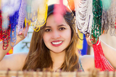 美丽的高加索人女人使摆姿势在的后面关于一tr一dition一l穿衣照片