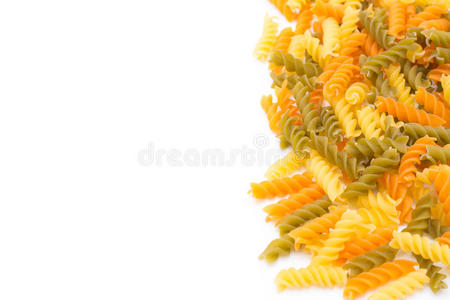 面团和烤的鸡胸肉黑色背景上分离的彩色螺旋意大利面蔬菜面团螺旋形