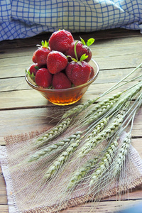 koloc草莓和小穗关于小麦照片