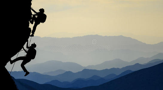 陪伴前行挑战性的岩石攀登的和陪伴的朋友照片