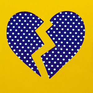 心碎成的两半图片