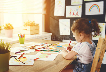 宝宝小画家图片-宝宝小画家素材-宝宝小画家插画-摄图新视界