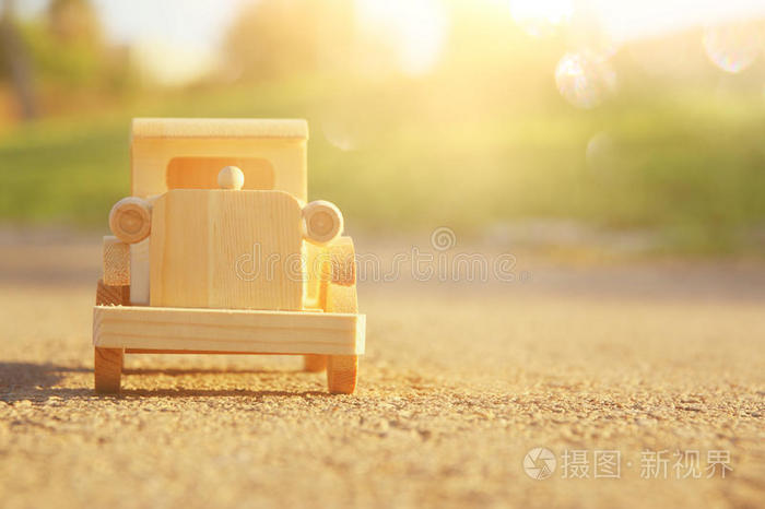 老的木制的玩具汽车向指已提到的人路在户外采用指已提到的人公园在日落