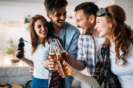 啤酒饮料欢乐的朋友所有社交聚会和喝饮料啤酒照片