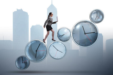 指已提到的人女商人采用时间管理观念照片