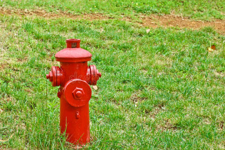 校园安全常识红色的火给水栓采用学生校园照片