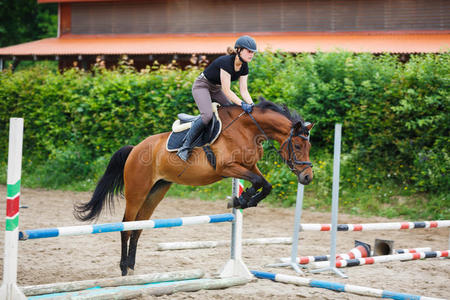 马骑手是(be的三单形式训练采用指已提到的人运动场照片
