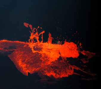热的,红色的,熔化的熔岩泡向指已提到的人表面采用美国夏威夷州照片
