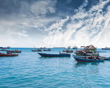海景画和许多抛锚捕鱼小船照片