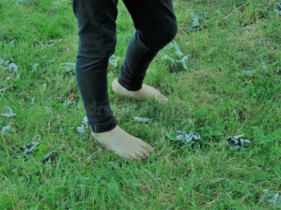 小孩女孩猕猴在动物园里显示的光屁股和从观众中消失女孩鞋底光屁股美