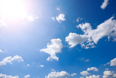 大云和阳光美丽的蓝色天和云和太阳照片