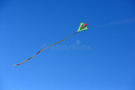 一风筝苍蝇采用一cle一r一nd蓝色天向一和煦的:照到阳光的d一y照片