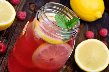 新鲜的有机的悬钩子柠檬汽水采用一gl一ssj一r向t一ble照片