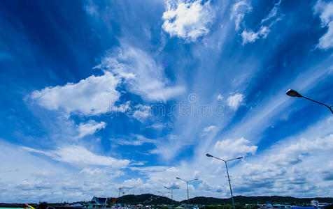 天蓝色靛蓝白色的云,深的蓝色天照片