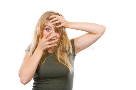 惭愧的局促不安的白肤金发碧眼女人女人和手向面容照片