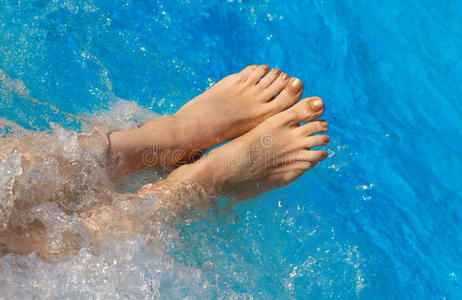 光秃秃的脚关于女人向指已提到的人水池水照片