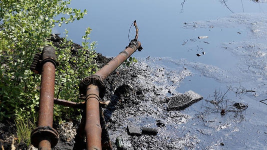 倾倒有毒的浪费,油环礁湖污染水和s油照片