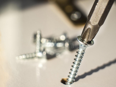 关-在上面木材用螺丝拧紧照片