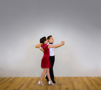 人的男孩跳图片