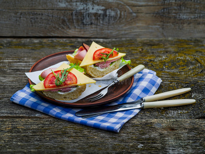 莴苣和番茄三明治图片