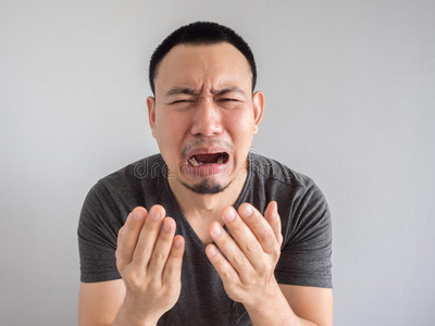 哭泣的男人悲伤的公司男人捧着红心,哭着年轻夫妇在家里吵架, 男人对