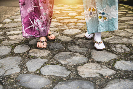 朋友亚洲人关在上面关于亚洲人女朋友使人疲乏的日本式木屐照片