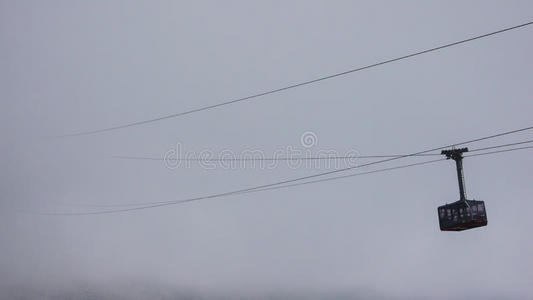 顶点符号和祈祷旗向乞力马扎罗山顶点照片