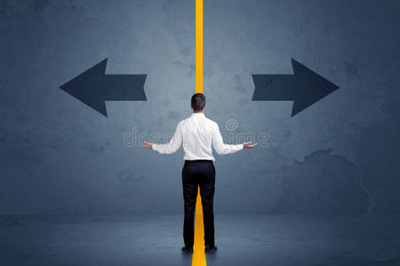 商业人挑选在之间两个选择分开的在旁边一叫喊照片